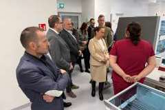 Grupa dorosłych osób stoi w pomieszczeniu i ogląda otoczenie