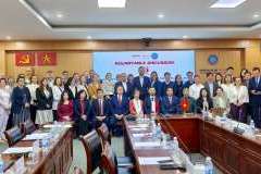 uczestnicy spotkania stoją na tle ekranu rzutnika