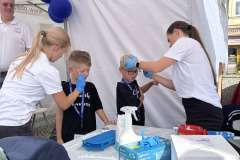 Dwie kobiety podczas badań dwóch młodych chłopców bliźniaków