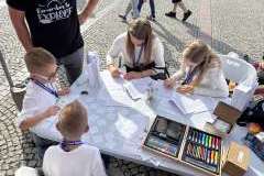 Dwie kobiety podczas badań dwóch młodych chłopców bliźniaków