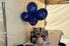 stoisko przedstawicieli PUM, balony, modele kręgosłupa na stoliku, informatory