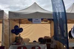 stoisko przedstawicieli PUM, namiot, winder, krzesełka, stolik