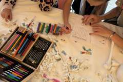 dzieci siedzące przy stole podczas składania modelu kręgosłupa