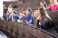 uczestnicy wydarzenia siedzący na auli konferencyjnej