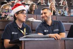 uczestnicy wydarzenia siedzący na auli konferencyjnej