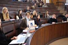 uczestnicy wydarzenia siedzący na auli konferencyjnej