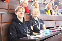 uczestnicy wydarzenia siedzący na auli konferencyjnej