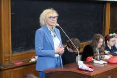 kobieta mówiąca do mikrofonu