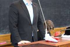 młody mężczyzna mówi przez mikrofon