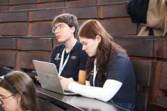 uczestnicy wydarzenia siedzący na auli konferencyjnej