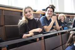 uczestnicy wydarzenia siedzący na auli konferencyjnej