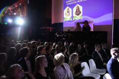 uczestnicy gali siedzą na krzesłach