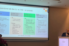 prelegent wygłaszający wykład,  na ekranie wyświetla się prezentacja