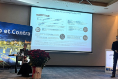 prelegent wygłaszający wykład,  na ekranie wyświetla się prezentacja