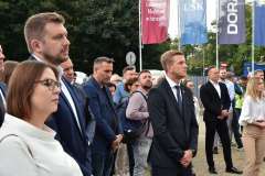 grupa stojących osób przybyłych na wydarzenie