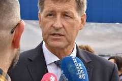 mężczyzna udzielający wywiadu