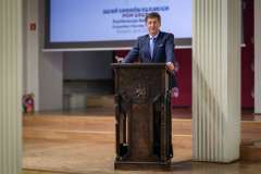 Mężczyzna przemawia przy mównicy