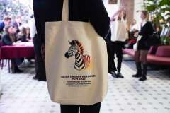 Beżowa torba materiałowa z nadrukiem głowy zebry i napisem „Dzień Chorób Rzadkich PUM 2024 – Konferencja Naukowa, Szczecin 29.02.2025”