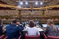 uczestnicy konwencji siedzą w sali audytoryjnej i słuchają wykładu