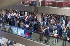 uczestnicy konwencji podczas przerwy stoją w holu