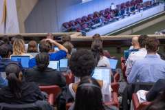 uczestnicy konwencji siedzą w sali audytoryjnej i słuchają wykładu