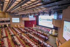 uczestnicy konwencji siedzą w sali audytoryjnej i słuchają wykładu