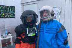 Moment wejścia na symulowaną powierzchnię Księżyca w skafandrze astronautycznym Eleonora Kaizer (Cypr) i Karina Kijak (Polska).