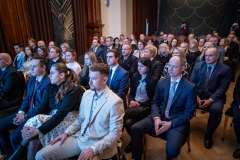 siedzący uczestnicy spotkania