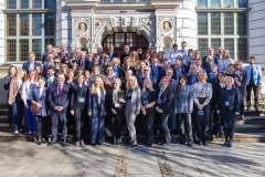 Duża grupa osób stoi przed zabytkowym budynkiem