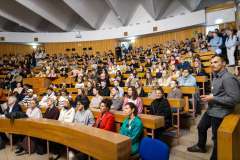 Pełna aula wykładowa z liczną publicznością 