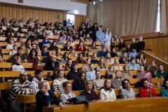Pełna aula wykładowa z liczną publicznością 