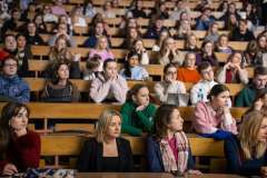 Pełna aula wykładowa z liczną publicznością 