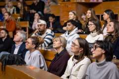 Pełna aula wykładowa z liczną publicznością 