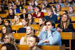 Pełna aula wykładowa z liczną publicznością 