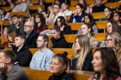 Pełna aula wykładowa z liczną publicznością 