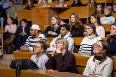 Pełna aula wykładowa z liczną publicznością 