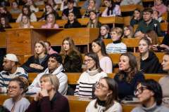 Pełna aula wykładowa z liczną publicznością 