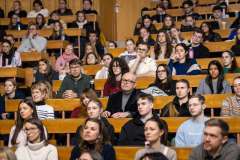 Pełna aula wykładowa z liczną publicznością 