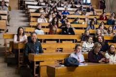Pełna aula wykładowa z liczną publicznością 