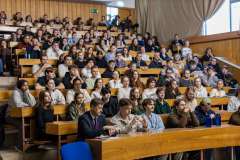 uczestnicy wykładu siedzący w auli wykładowej