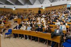 uczestnicy wykładu siedzący w auli wykładowej