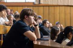 uczestnicy wykładu siedzą na sali wykładowej