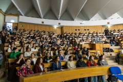 uczestnicy wykładu siedzą na sali wykładowej