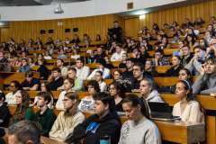 uczestnicy wykładu siedzący w auli wykładowej