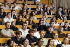 uczestnicy wykładu siedzący w auli wykładowej