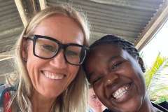 dwie uśmiechające się kobiety w uniformach medycznych