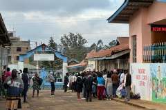 grupa ludzi stojących na ulicy przed budynkiem