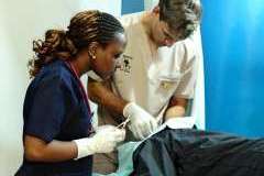 kobieta i mężczyzna w uniformach medycznych podczas zabiegu