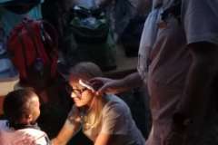 dom dziecka - nie było prądu, medyk bada dziecko na stole