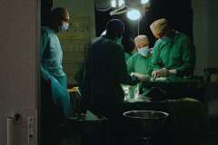 medycy w sali operacyjnej podczas operacji